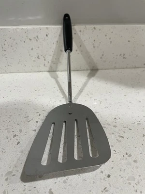 Espátula ranurada vintage de metal Ekco cromo giratorio en ángulo mango de plástico negro Foto 1 de 4