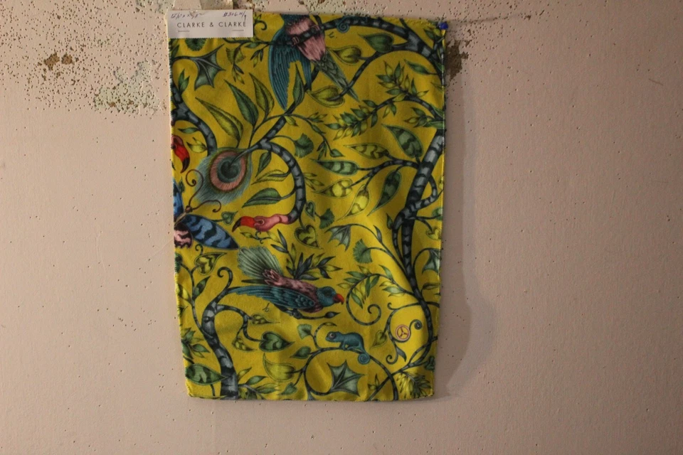 Clarke & Clarke Rousseau Terciopelo Animales Exóticos 12.50" W X 18" L Color Lima Foto 1 de 1