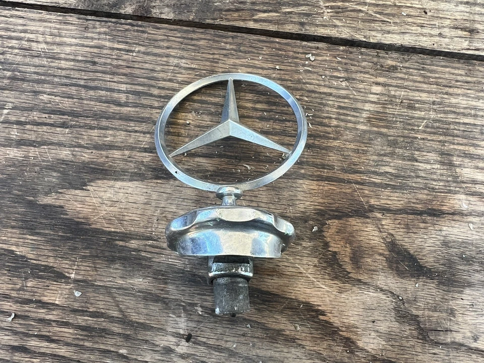 De colección Mercedes Benz Capucha Rejilla Estrella Emblema Ornamento Estrella Logo OEM 1975 240 D Foto 1 de 2