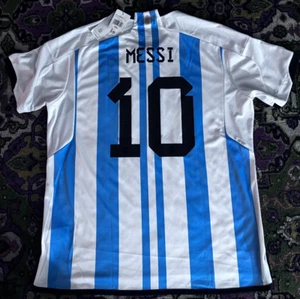 ARGENTINIEN ADIDAS OFFIZIELLES 2022 WORLD CUP MESSI 10 STADIUM AEROREADY TRIKOT 2XL $ - Bild 1 von 9