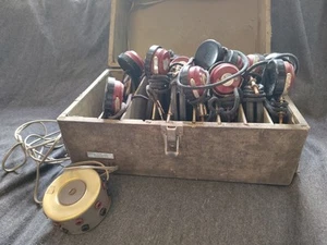 Cuffie audio vintage Newcomb (7 set) con scatola di collegamento/giunzione in custodia - Foto 1 di 11