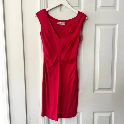 Платье-футляр Emilio Pucci однотонное ярко-розовое с V-образным вырезом собранное в рюш на талии сбоку на молнии 6 - Изображение 1 из 4