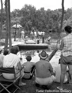 Zuschauer schauen Filmteam am Set "Die Rache der Kreatur" (2) - 1954 - Bild 1 von 1