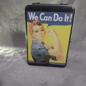 Fiambrera de colección Accoutrements 1999 "We Can Do It" caja de metal estañado - Imagen 1 de 16