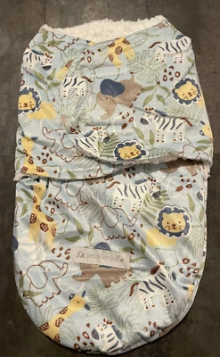 Saco de envoltura de felpa súper suave Petite L'amour para bebé animales de zoológico azules Foto 1 de 4