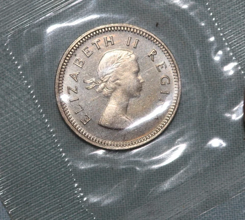 SOUTH AFRICA 1959 QUEEN ELIZABETH II SILVER THREE PENCE COIN~ 93¢ Shipping Cover