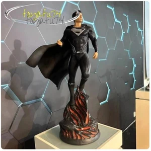 Figura Estatua Resina Iluminada Superman Traje Negro Liga de la Justicia Zack Snyder - Imagen 1 de 6