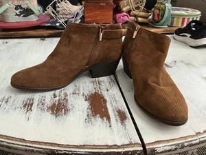 Vince Camuto hellbraun perforierter Absatz Reißverschluss Stiefeletten Größe 10W - Bild 1 von 10