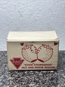 NOS Set SALE e PEPE antropomorfo vintage Stokely's KISSING FRAGOLE - Foto 1 di 8
