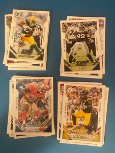 Lote de 47 tarjetas de fútbol americano Panini-Score 2015 estrellas novatos Palmer Adams Watt Bell S556 - Imagen 1 de 7