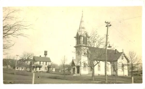 LOGAN, KANSAS, RPPC AMATEUR, IGLESIA Y CALLE, POSTAL VINTAGE - Imagen 1 de 2