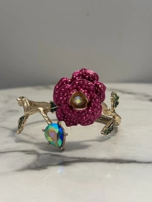 Brazalete Betsey Johnson Rosa Cristal Rosa Rama Bisagras Tono Dorado Foto 1 de 4