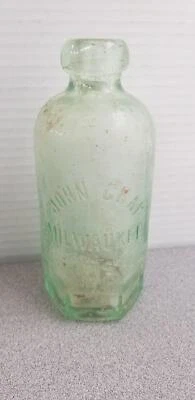Botella de colección John Graf Milwaukee WIS en relieve Blob Top 7" tinte verde Up5 Foto 1 de 4