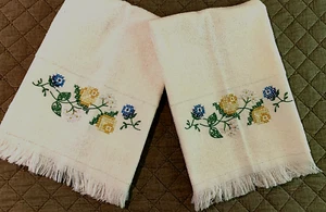 Set 2 asciugamani vintage cannone avorio ricamato floreale frange made in USA - Foto 1 di 6