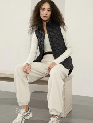 Chaleco sin plumas Athleta talla XL Whisper | Negro #599504 Foto 1 de 4