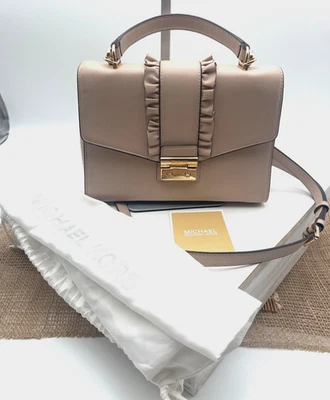 Bolso de Hombro MICHAEL KORS Cuero Rosa Sloan con Volantes Medio Superior Mango - Usado en Excelente Condición Foto 1 de 4