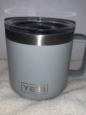 Taza YETI Rambler 14 oz gris pizarra acero inoxidable aislada con tapa deslizante magnética usada Foto 1 de 4