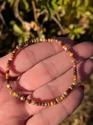 Brazalete de cuentas de mocaita facetada con cuentas espaciadoras chapadas en oro de 10k de 7 pulgadas Foto 1 de 4