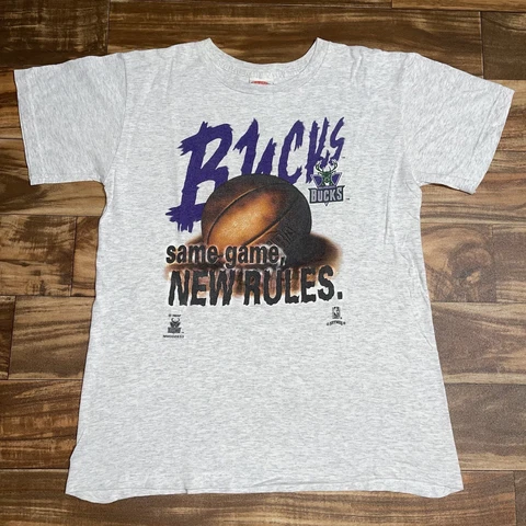 Vintage Milwaukee Bucks Basketball Nutmeg Mills Graphic T-Shirt Size Large L USA Cover