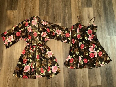 Camisón y bata kimono Sophia By Delicates de colección, negro con flores rosas Foto 1 de 4