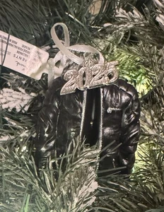 Chaqueta de motociclista de cuero Hallmark 2025 "Live To Ride" adorno de Navidad - Imagen 1 de 2
