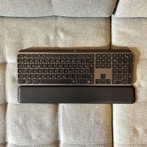 Logitech MX Keys Plus kabellose Tastatur mit MX Palm Rest (Handballenauflage) - Bild 1 von 9
