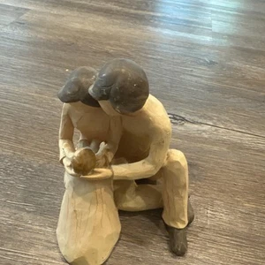 Statuina in resina fusa mamma e papà che tengono neonato 6" pollici - Foto 1 di 13