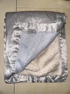 A7 Little Giraffe Baby Blanket Blue/White Luxe Squares Satin Trim And Back - Picture 1 of 5