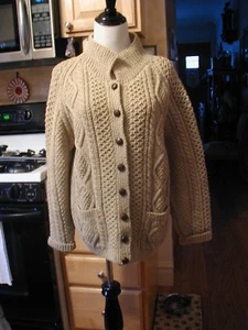 MAGLIONE VINTAGE LAVORATO A MANO MADE IN IRELAND 100% PURA LANA MARRONE CHIARO CARDIGAN - Foto 1 di 12
