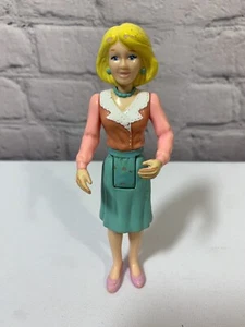Vintage Kunststoff Playskool Puppenhaus Spielzeug Puppe Mutter Mutter rosa Shirt blauer Rock - Bild 1 von 7