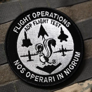 PARCHE LOCKHEED-MARTIN SKUNK WORKS ADP FLIGHT OPS vêlkrö - nos operari en nigrum - Imagen 1 de 17