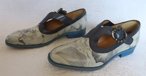 JOHN FLUEVOG ORLANDO HEBILLA FLORAL CUERO PLANO, TALLA 6.5 - Imagen 1 de 8