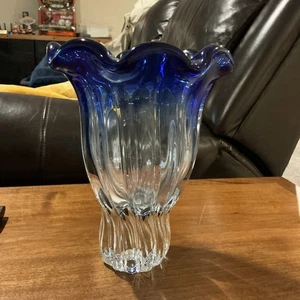 Vaso Shannon Crystal "Designs Of Ireland" blu cobalto con volant 9,5" soffiato a mano - Foto 1 di 5