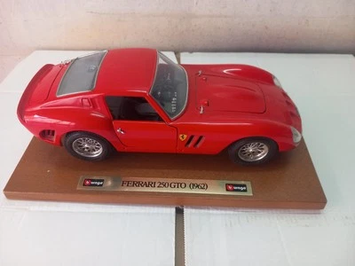 BURAGO FERRARI  GTO  1/18 CON BASE IN LEGNO - Immagine 1 di 4