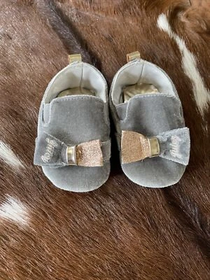 Juicy Couture Bebé Niña Talla 3 M Zapatos de Cuna Gris Dorado Brillo Lazo Foto 1 de 4