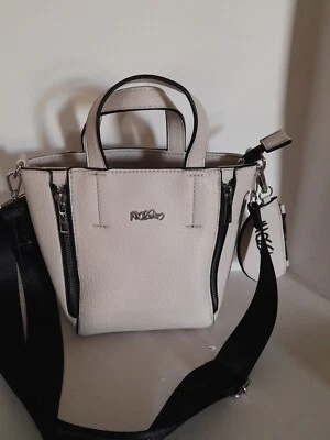 Cartera de Mano Mossimo de Cuero Blanco/Negro con Accesorio para Monedas/Correa Desmontable Nueva  Foto 1 de 4