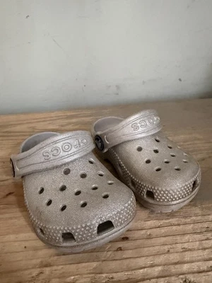 Zueco Crocs Clásico Brillo Estrellado Niñas Plateado Niño Pequeño Talla 5 Foto 1 de 3