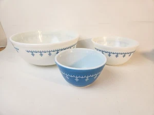 Vintage Pyrex Blue Snowflake Garland set of 3 Mixing Bowls Nesting 401 402 404 - Picture 1 of 8