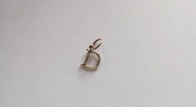 Dije insignia verso libre letra "D" de encerado poético plata de ley Foto 1 de 4