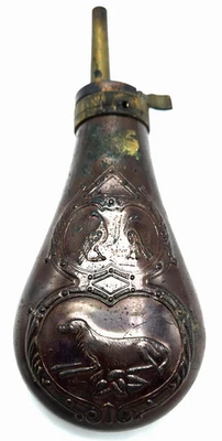 Frasco de pó vintage em relevo de cobre e latão ~ Cachorro de caça - Perus - Imagem 1 de 4