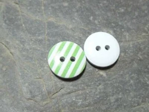 10 Holzknöpfe grün weiß Streifen 15 mm Knopf Holz Basteln Scrapbooking  nähen - Bild 1 von 1