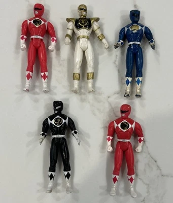 Lote de 5 bonecos de ação vintage 1995 Saban Power Rangers vermelho, azul, branco preto - Imagem 1 de 4
