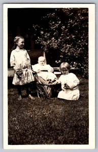 Postal fotográfica familiar vintage de 1920 en blanco y negro #1652 - Imagen 1 de 2