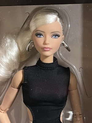 BARBIE SIGNATURE BASICS 2025 PRETTY BLONDE MODEL #2 • NEW IN BOX• COLLECTOR DOLL - Image 1 of 4