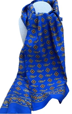 Bufanda azul con temática de aviación de avión de utilería Foto 1 de 4