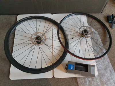 Laufradsatz b.o.r. , Novatec 28 Zoll/ für Schnellspanner/ Reifen u. Bremsscheibe - Bild 1 von 4