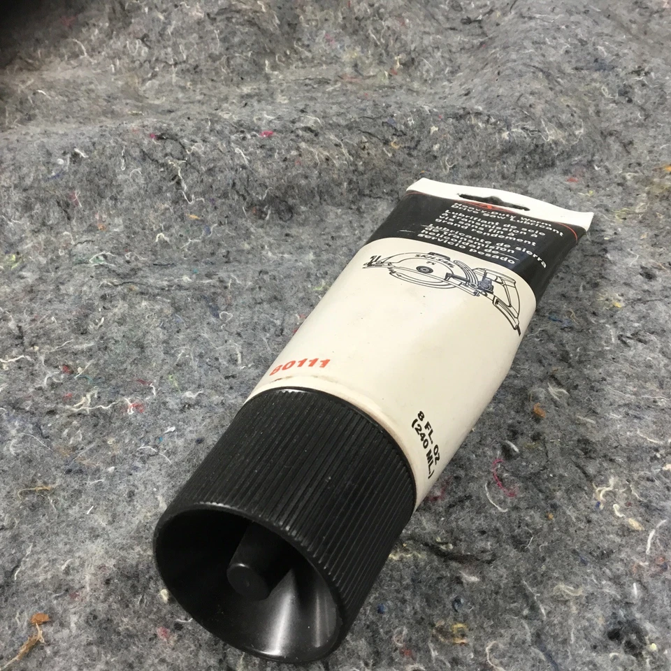 SKIL 8 Oz. Worm Drive Saw Lubricant 80111 SKIL 80111 8 oz 039725801111 - Image 1 of 1