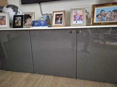 madia soggiorno Ikea composta da 3 cubi grigio lucido e un top bianco lucido - Immagine 1 di 3