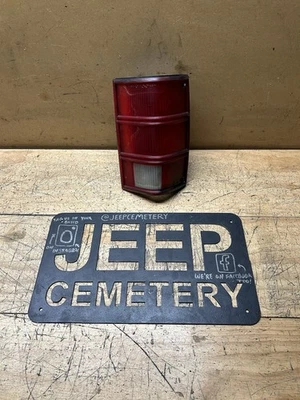 Luz trasera derecha para pasajero Jeep Comanche MJ 86-92 OEM (defectuosa) Foto 1 de 4