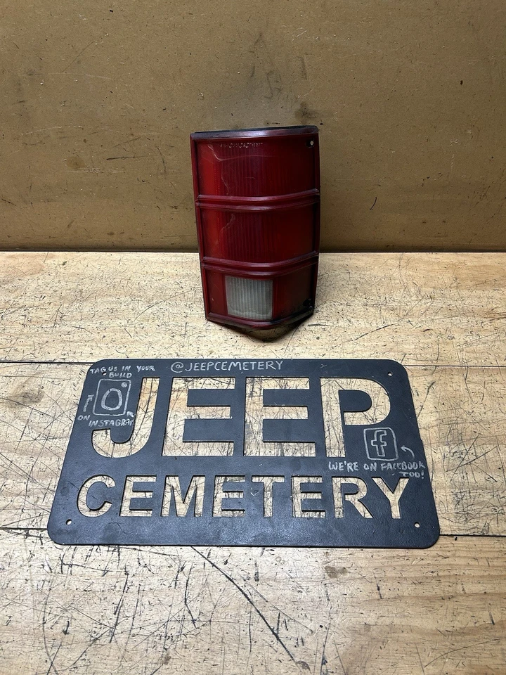 Оригинальный правосторонний задний фонарь для Jeep Comanche MJ 86-92 (с дефектами) - Изображение 1 из 4